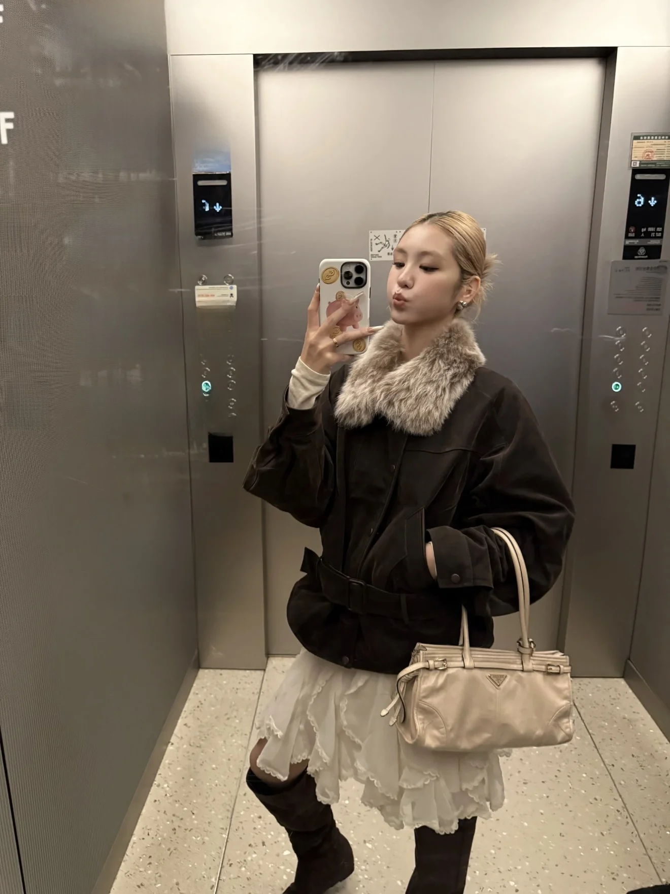 TheLike Original Development Утепленная хлопковая женская парка на пуговицах с поясом на талии и меховым воротником
TheLike Original Development Утепленная хлопковая женская парка на пуговицах с поясом на талии и меховым воротником