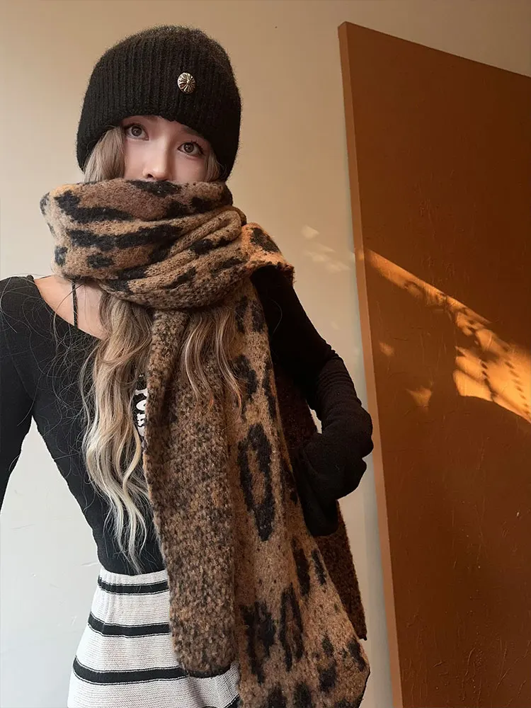Asymmetrical heavy autumn and winter warm scarf, knitted wool long leopard print scarf 
Asymmetrical heavy autumn and winter warm scarf, knitted wool long leopard print scarf