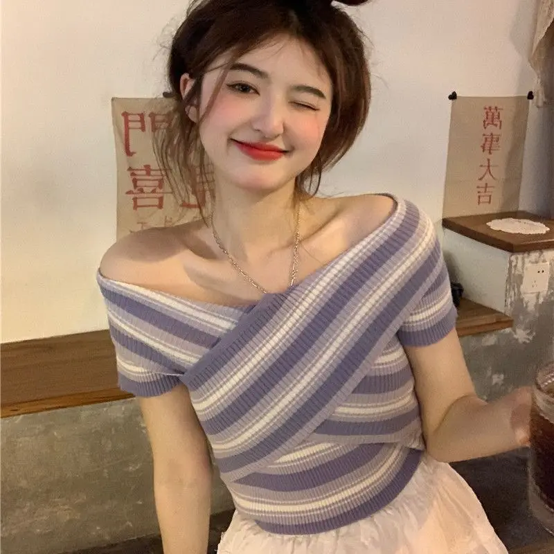 Cross-Neck Off-Shoulder Short Knitted T-Shirt Women Summer New Niche Design Pure Sexy One-Shoulder Striped Short-Sleeved Top
Cross-Neck Off-Shoulder Short Knitted T-Shirt Women Summer New Niche Design Pure Sexy One-Shoulder Striped Short-Sleeved Top