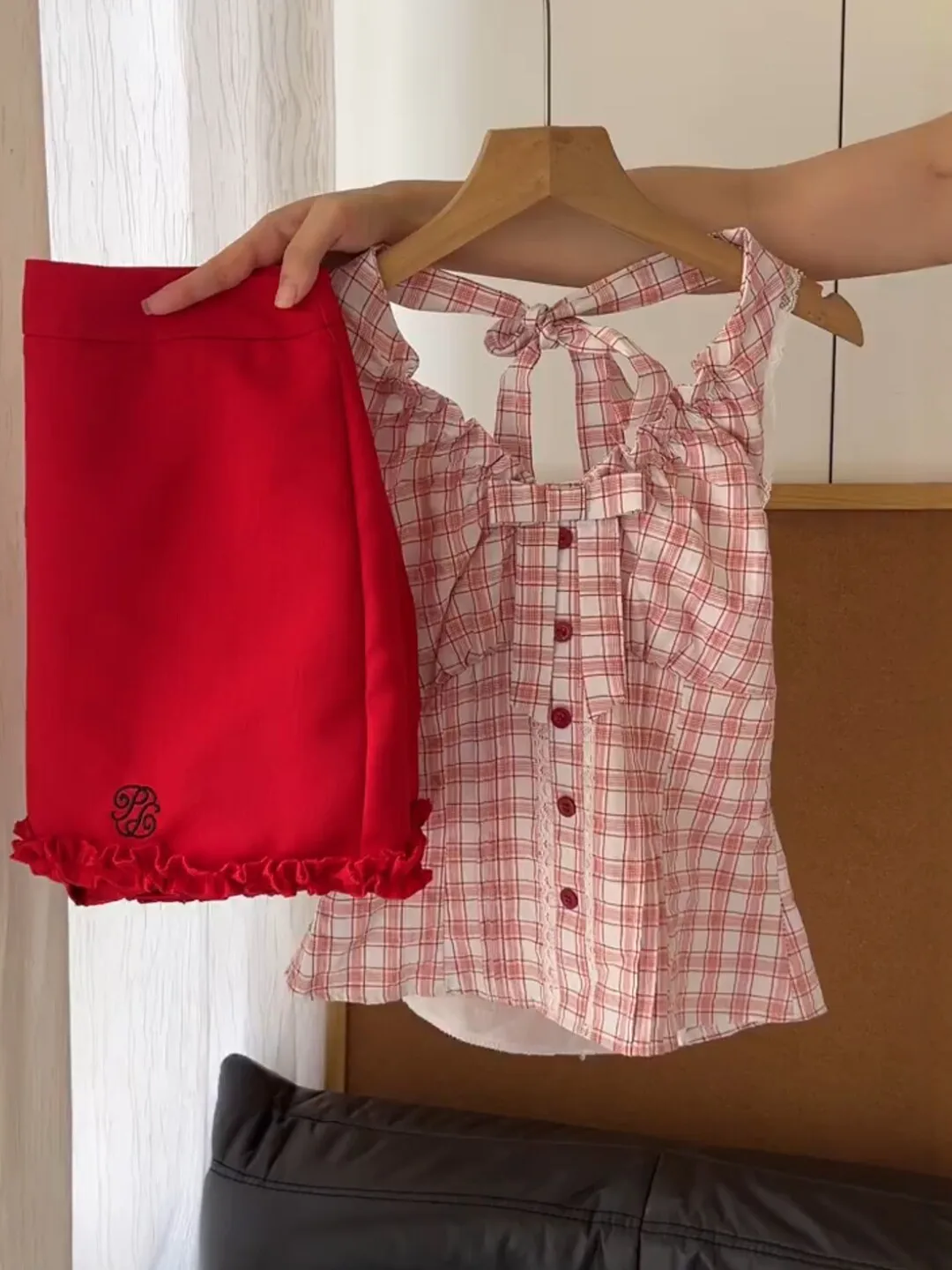 Red Halter Neck Crop Top And Skirt Set Women's Summer Slimming Waist Cinched Age Defying Fashionable Outfit Breathable Casual...
Red Halter Neck Crop Top And Skirt Set Women's Summer Slimming Waist Cinched Age Defying Fashionable Outfit Breathable Casual...