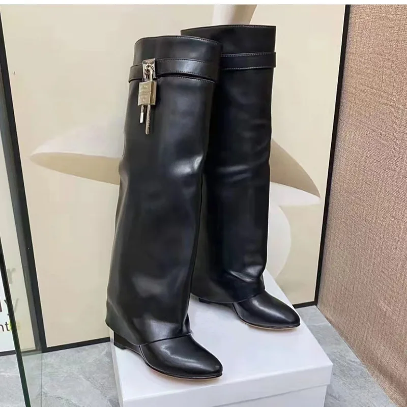 Fashionable High-Tube Boots Women's Boots Gold Lock Buckle Large Size 4043 Boots Waterproof Platform Casual Style
Fashionable High-Tube Boots Women's Boots Gold Lock Buckle Large Size 4043 Boots Waterproof Platform Casual Style
