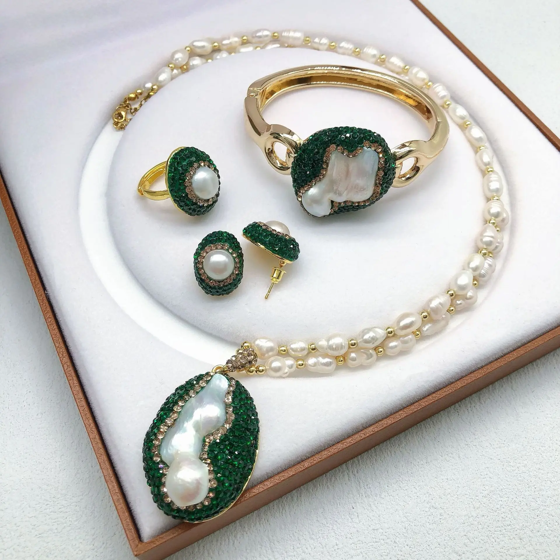 Набор чешских бриллиантов с натуральным жемчугом и зеленым жемчугом в стиле барокко, американская модная зеленая подвеска, серьги, ювелирные изделия из кольца. Ювелирные изделия для костюма
Набор чешских бриллиантов с натуральным жемчугом и зеленым жемчугом в стиле барокко, американская модная зеленая подвеска, серьги, ювелирные изделия из кольца. Ювелирные изделия для костюма