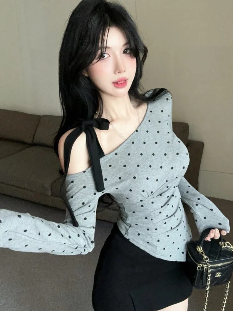 Gray Polka Dot Slim Fit Long Sleeve T-Shirt Women's Fashion Design Shoulder Bared Single Shoulder Versatile Top for Autumn
Gray Polka Dot Slim Fit Long Sleeve T-Shirt Women's Fashion Design Shoulder Bared Single Shoulder Versatile Top for Autumn
