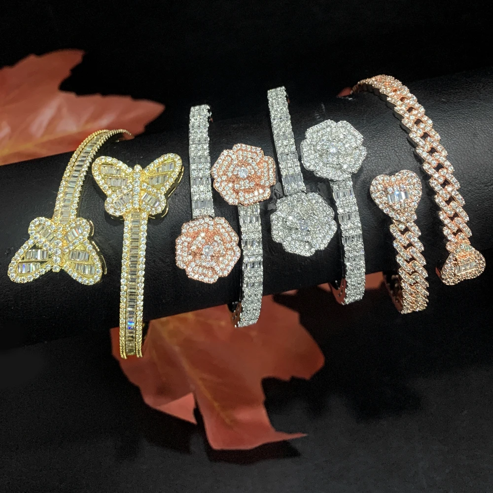 2025 New Iced Opened Heart Flower Charm Bangle Silver Color CZ Zircon Butterfly Bracelet For Women Hip Hop Luxury Jewelry
2025 New Iced Opened Heart Flower Charm Bangle Silver Color CZ Zircon Butterfly Bracelet For Women Hip Hop Luxury Jewelry