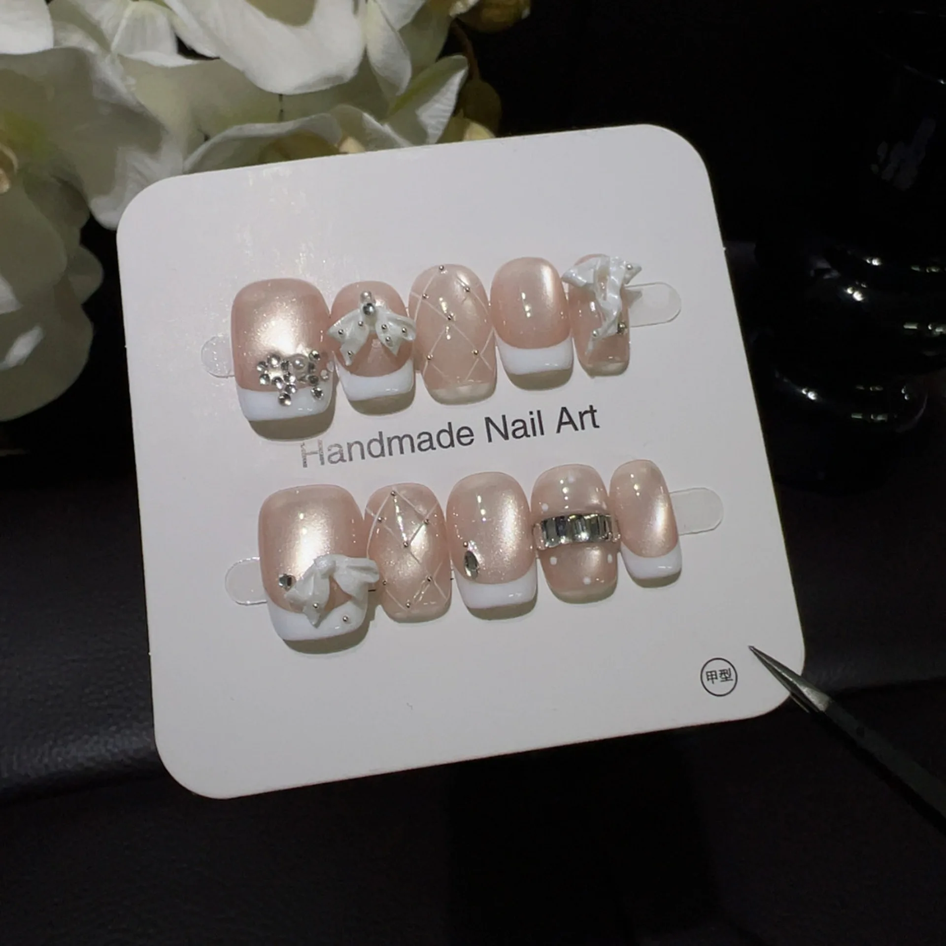 10pcsHandmade Short Square Press On Nails Nude Pink Cat Eye French Bow Rhinestone Design Sweet Fake Nails Wearable Nails Art Tip
10pcsHandmade Short Square Press On Nails Nude Pink Cat Eye French Bow Rhinestone Design Sweet Fake Nails Wearable Nails Art Tip