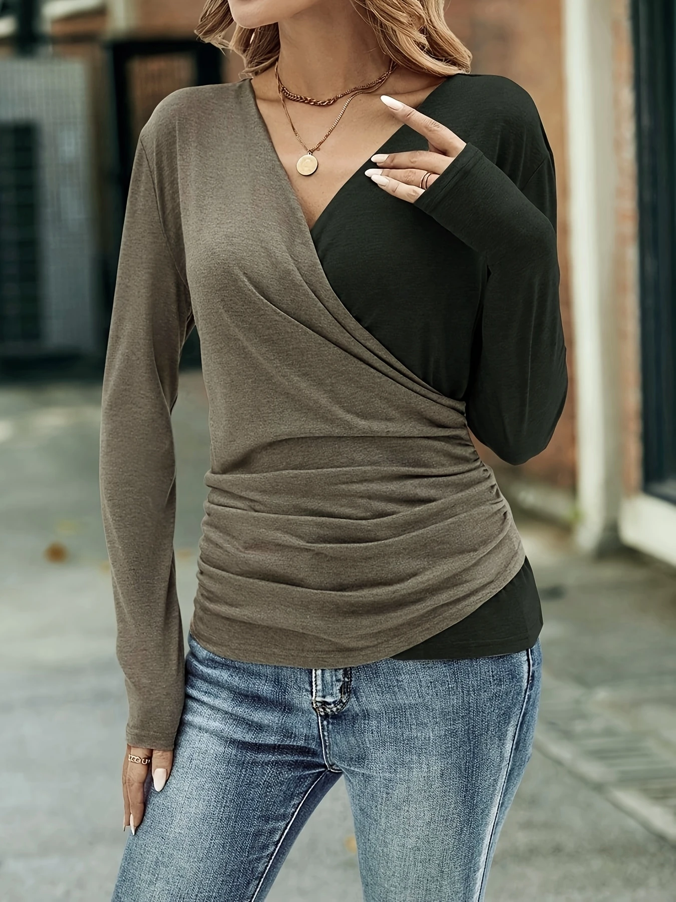 Plus Size Women's Spring and Autumn Blouse Slim Waist Pleated V-neck Fashion Temperament Long Sleeve Tops
Plus Size Women's Spring and Autumn Blouse Slim Waist Pleated V-neck Fashion Temperament Long Sleeve Tops