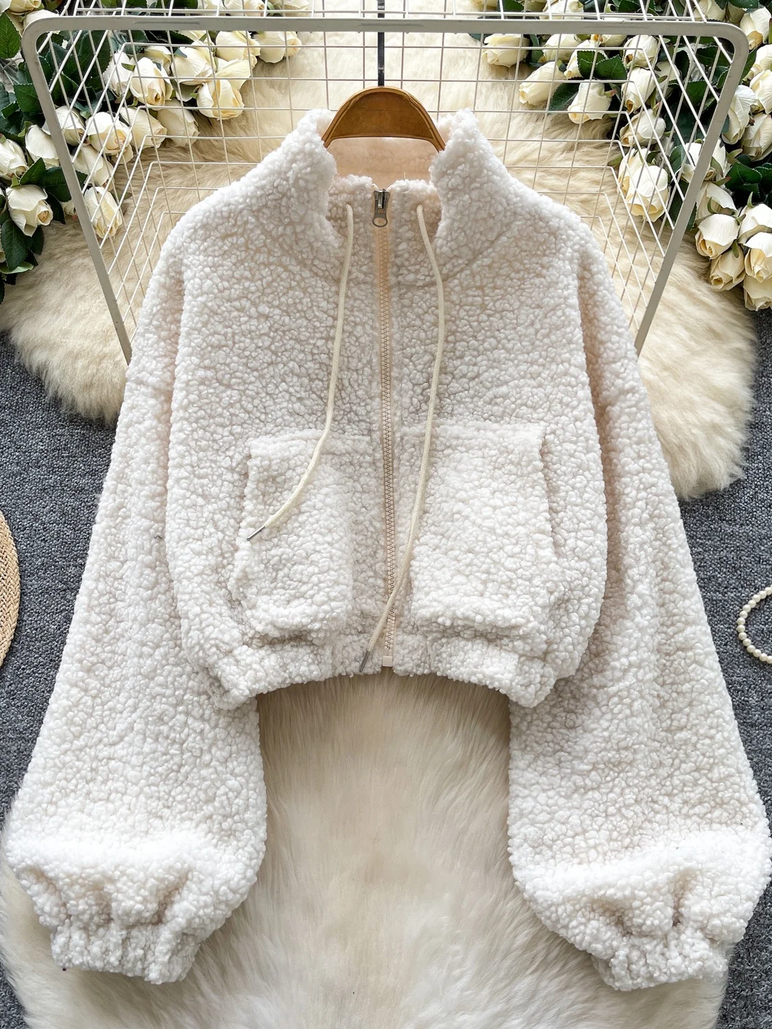 Корейский воротник-стойка с вышивкой букв из искусственного меха ягненка, женское свободное универсальное пальто, зима 202, верхняя часть тела
Корейский воротник-стойка с вышивкой букв из искусственного меха ягненка, женское свободное универсальное пальто, зима 202, верхняя часть тела