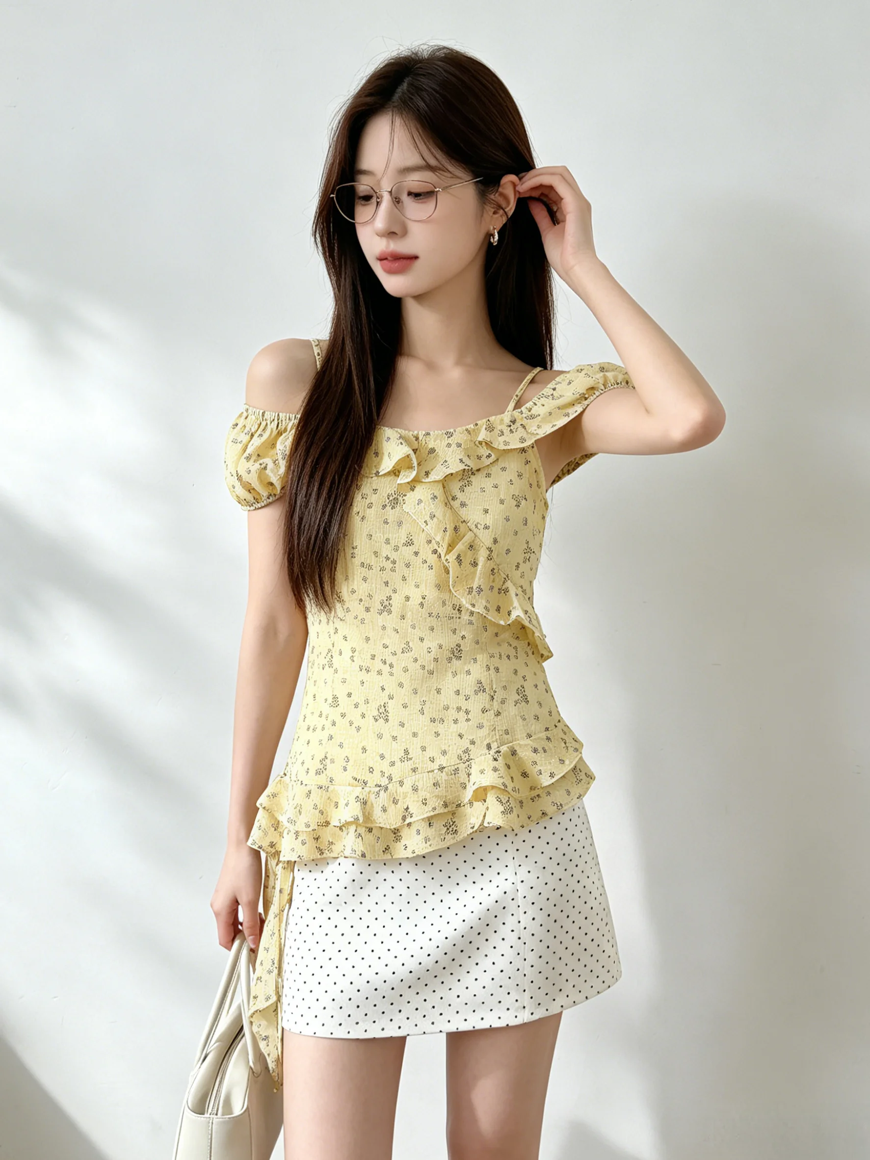 Elegant Floral Lace Trim Halter Vest Summer Asymmetrical Bow Slimming Short Shirt Korean Style Breathable Casual Women's Top
Elegant Floral Lace Trim Halter Vest Summer Asymmetrical Bow Slimming Short Shirt Korean Style Breathable Casual Women's Top