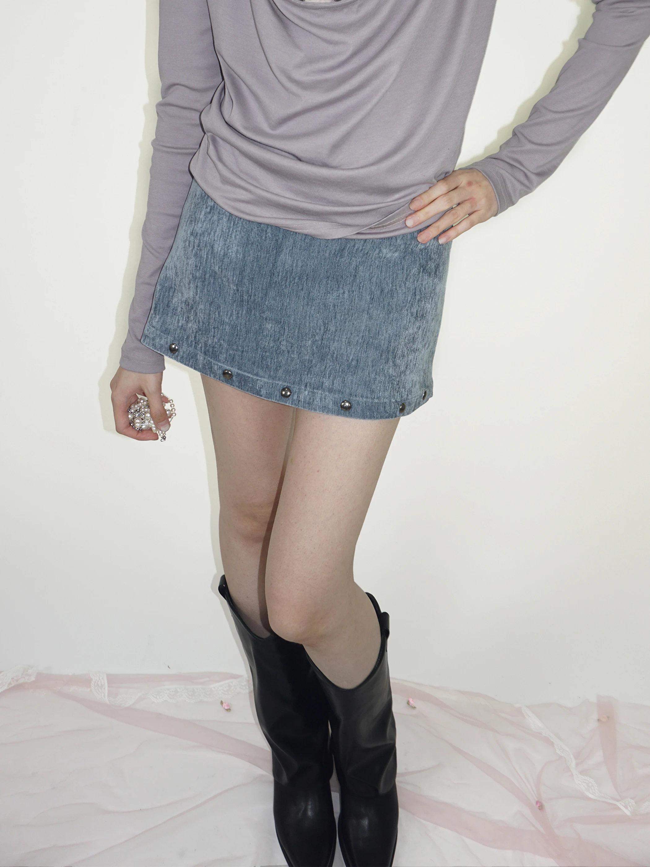 Low Waist A-Line Skirt with Rivet Detail Soft Velvet Straight Leg Sexy Pants Skirt for Young Women Spring Season
Low Waist A-Line Skirt with Rivet Detail Soft Velvet Straight Leg Sexy Pants Skirt for Young Women Spring Season