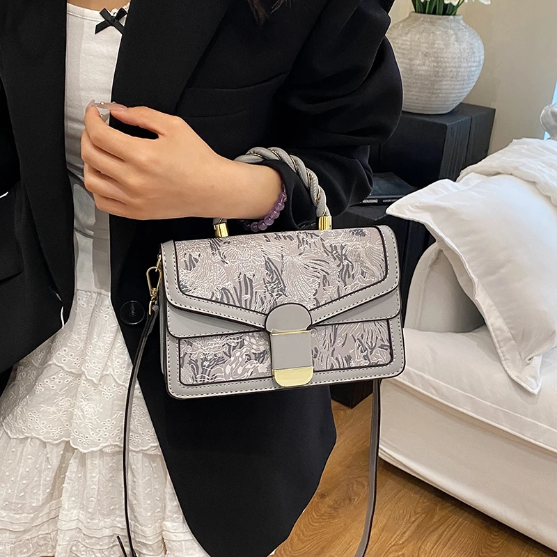 Unique Minimalist Clutch Bag For Women Luxury Vintage Leather Crossbody With Letter Logo And Large Capacity Tote
Unique Minimalist Clutch Bag For Women Luxury Vintage Leather Crossbody With Letter Logo And Large Capacity Tote