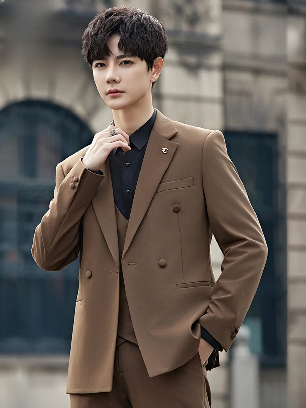 Мужской повседневный пиджак с широкими плечами, весна 2026, на двух пуговицах, для свадьбы, модный, из смесового полиэстера
Мужской повседневный пиджак с широкими плечами, весна 2026, на двух пуговицах, для свадьбы, модный, из смесового полиэстера