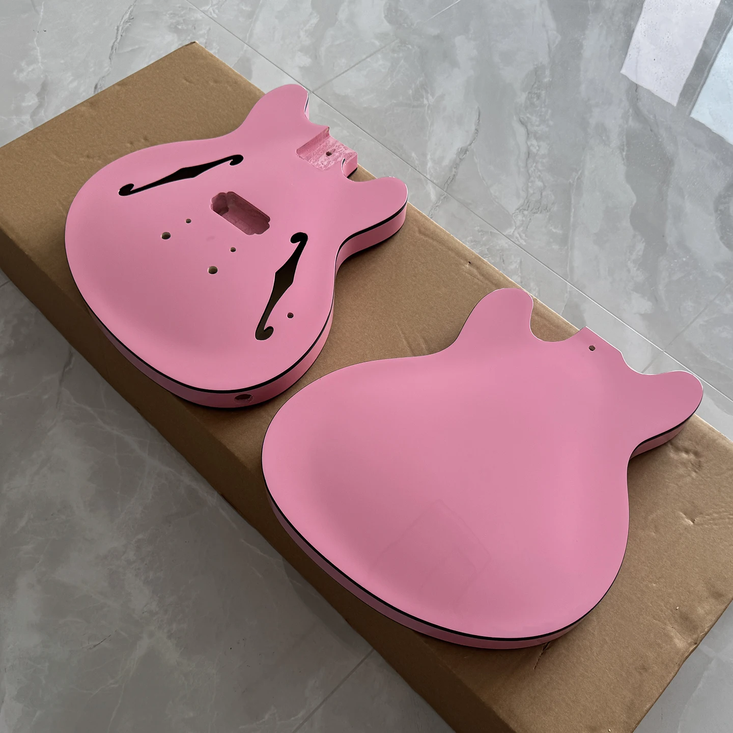 High quality Starcaster jazz electric guitar body,Tom Delonge bright pink color,black edge
High quality Starcaster jazz electric guitar body,Tom Delonge bright pink color,black edge