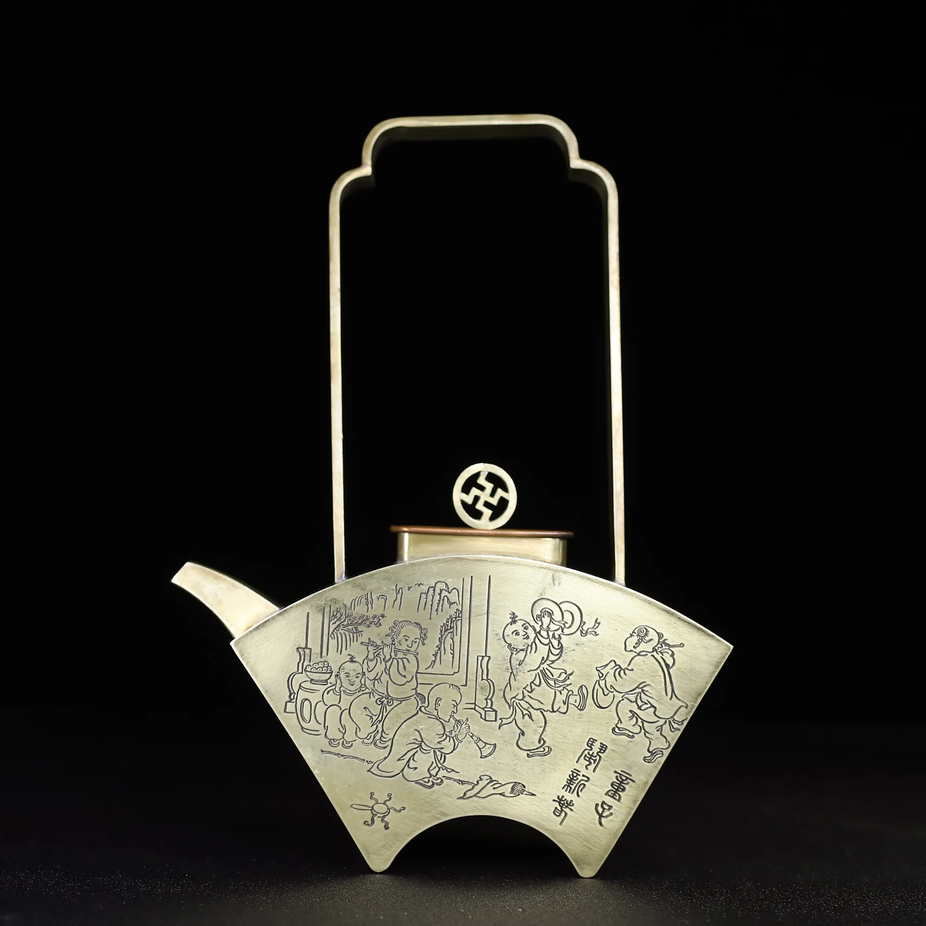 White Copper Inlaid Fan-Shaped Teapot With A Scene Of Children Playing, Height 21.8Cm, Weight Approximately 500 Grams
White Copper Inlaid Fan-Shaped Teapot With A Scene Of Children Playing, Height 21.8Cm, Weight Approximately 500 Grams