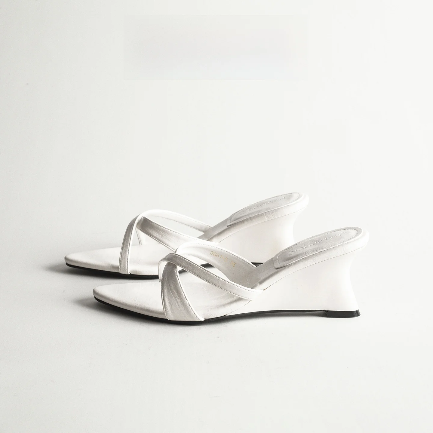 Retro Minimalist Pointed Toe Wedge Sandals Women's Casual Beach Vacation High Heel Slip-On Shoes Comfortable All-Season Wear
Retro Minimalist Pointed Toe Wedge Sandals Women's Casual Beach Vacation High Heel Slip-On Shoes Comfortable All-Season Wear