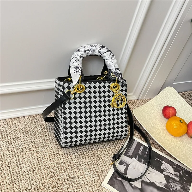 Black PU Single Shoulder Bag Large Pockets for Office Daily Commute Shopping Weekend
Black PU Single Shoulder Bag Large Pockets for Office Daily Commute Shopping Weekend