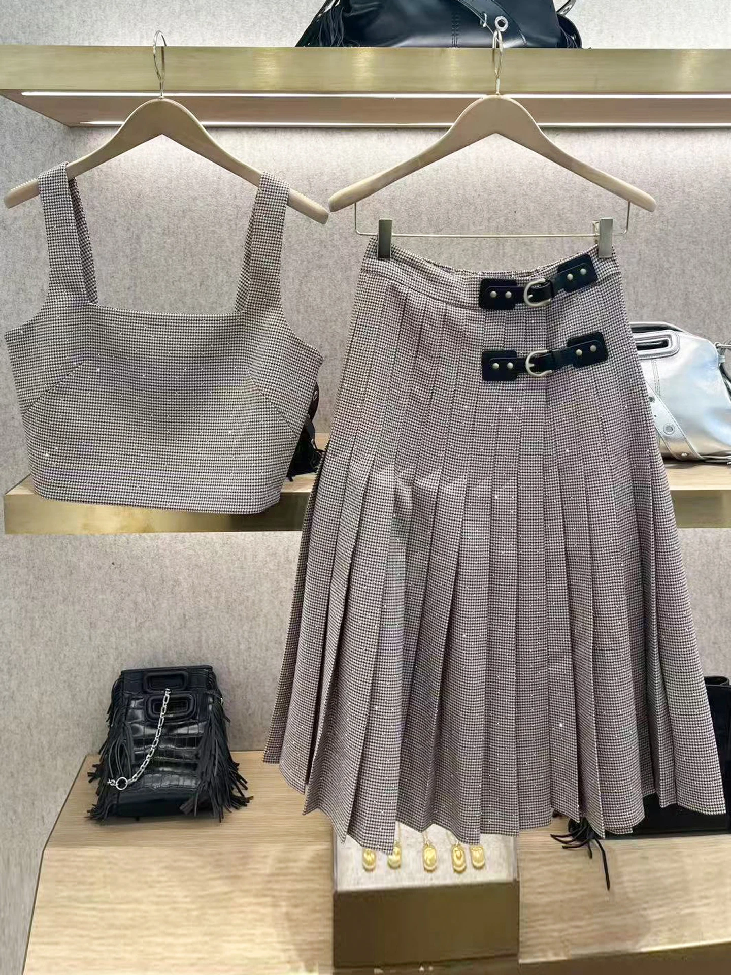 M Home Nan You Высококачественный женский модный комплект с блестящим клетчатым топком со стразами и юбкой с высокой талией для осени и...
M Home Nan You Высококачественный женский модный комплект с блестящим клетчатым топком со стразами и юбкой с высокой талией для осени и...