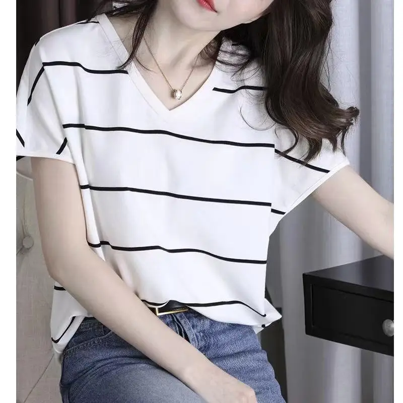 Новая женская повседневная модная летняя футболка с V-образным вырезом, в полоску, с принтом, свободного кроя, универсальная, с коротким рукавом
Новая женская повседневная модная летняя футболка с V-образным вырезом, в полоску, с принтом, свободного кроя, универсальная, с коротким рукавом