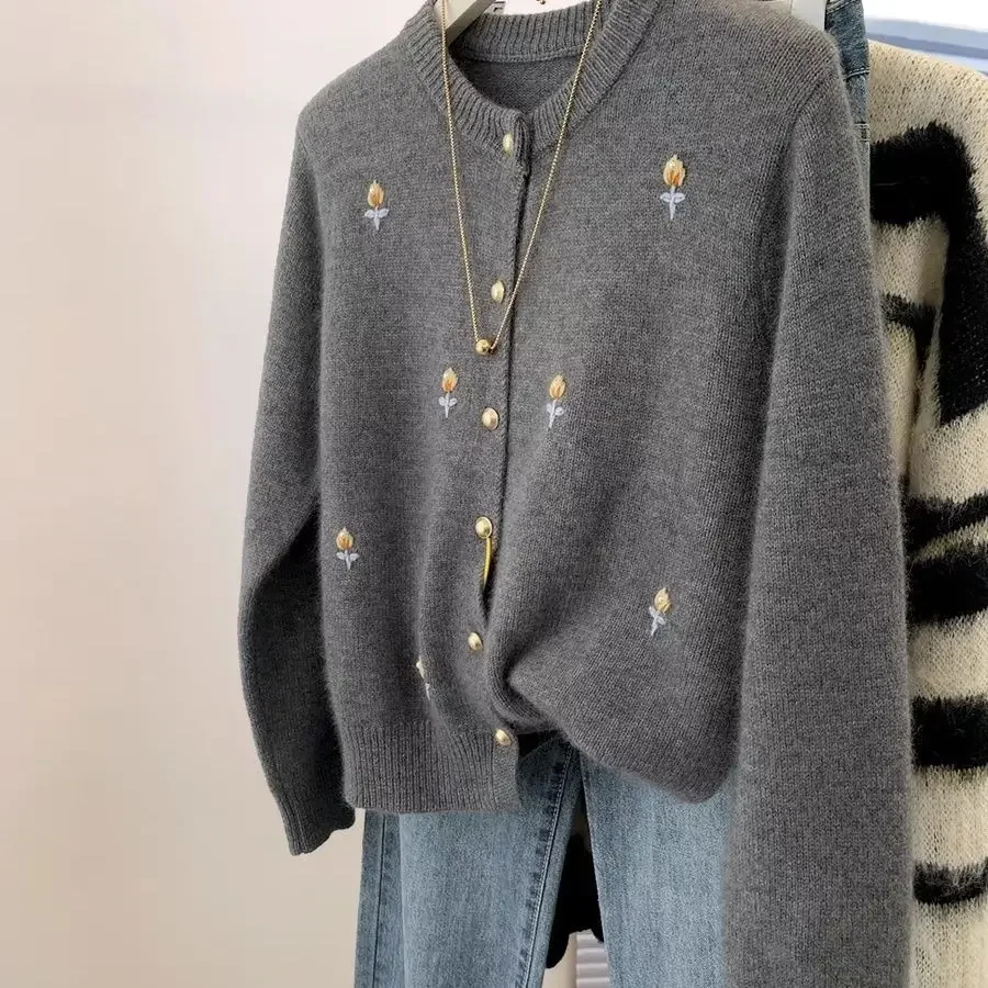 Gagarich Fashion Women Casual Sweater Flower Embroidered Sweater Coat Autumn Winter Lazy Retro Knitted Cardigan
Gagarich Fashion Women Casual Sweater Flower Embroidered Sweater Coat Autumn Winter Lazy Retro Knitted Cardigan