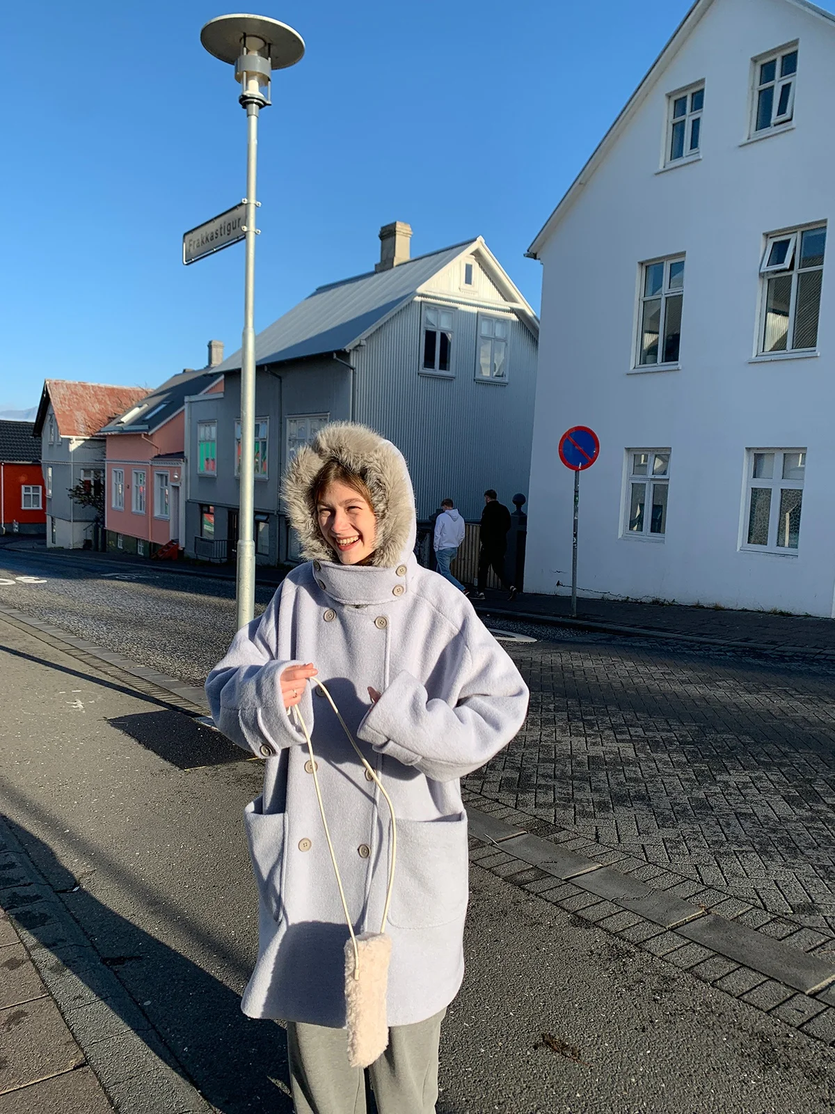 Теплое шерстяное пальто с меховым воротником и капюшоном от бренда KERNEL COSMOS, длинное, средней длины, двубортное, однотонное.
Теплое шерстяное пальто с меховым воротником и капюшоном от бренда KERNEL COSMOS, длинное, средней длины, двубортное, однотонное.