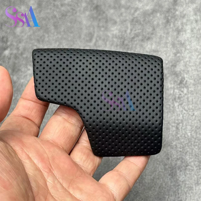 Подходит для Audi A4 B9 A5 Q7 4M1 713 139F, черный перфорированный кожаный рычаг переключения передач, ручка переключения передач, ручка сцепления
Подходит для Audi A4 B9 A5 Q7 4M1 713 139F, черный перфорированный кожаный рычаг переключения передач, ручка переключения передач, ручка сцепления