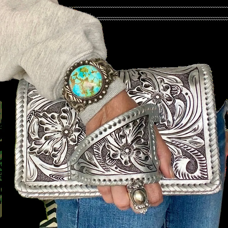 Handbag retro style PU silver embossed large-capacity banquet bag European and American clutch bag tide
Handbag retro style PU silver embossed large-capacity banquet bag European and American clutch bag tide