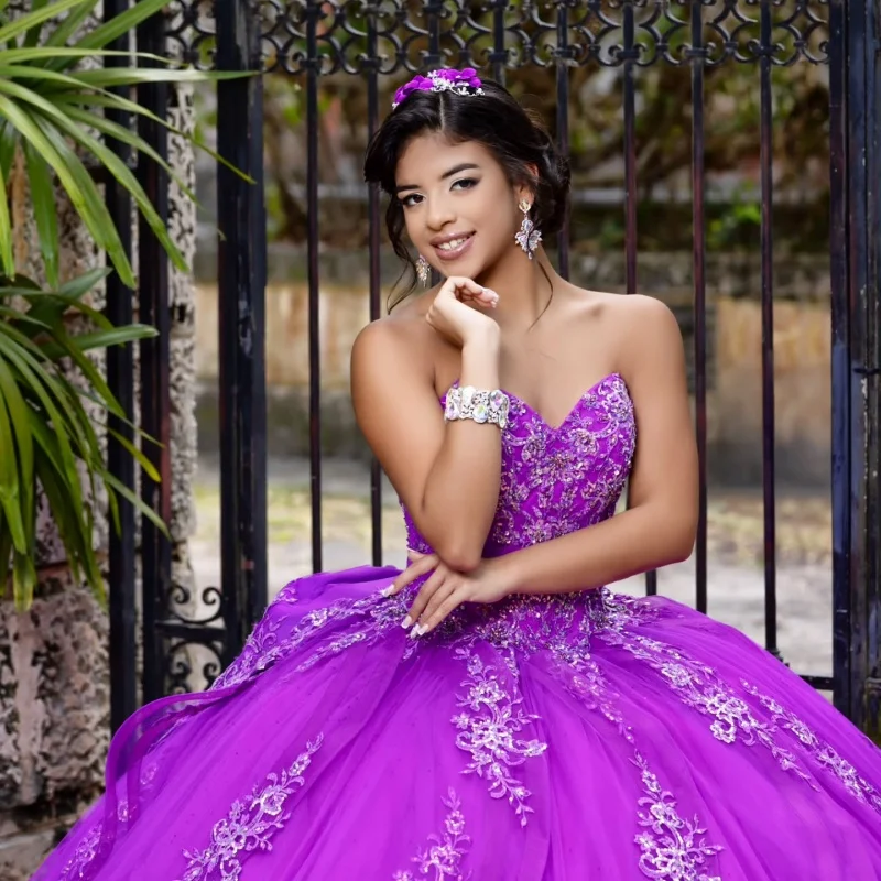 Customized Shiny Purple Quinceanera Dresses Off the Shoulder glitter crystal decal layering Long tail Vestido 15 Quinceanera
Customized Shiny Purple Quinceanera Dresses Off the Shoulder glitter crystal decal layering Long tail Vestido 15 Quinceanera