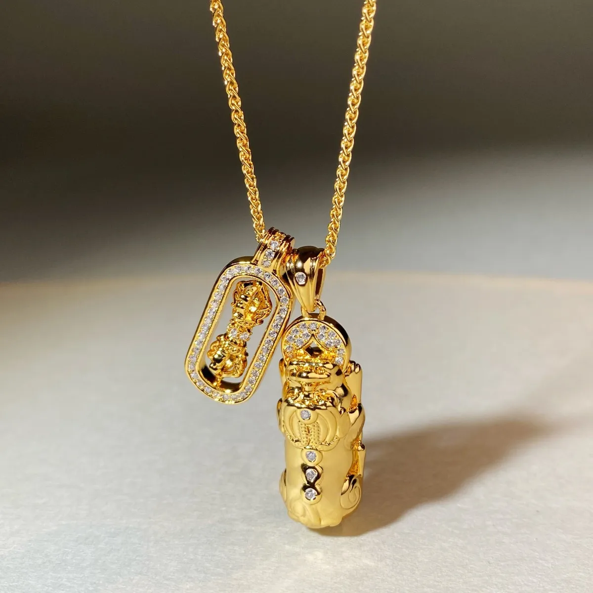 High-end AU9999 ancient-style compass pendant necklace with rotating golden staff
High-end AU9999 ancient-style compass pendant necklace with rotating golden staff