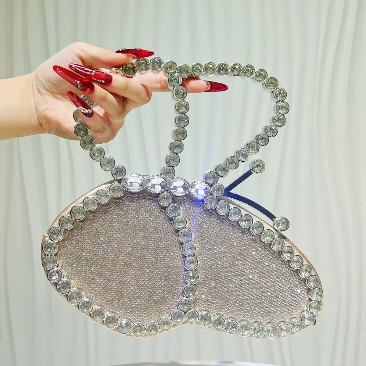 Bag Women's 2026 New Butterfly Dinner Shiny Diamond Bag Diamond Clutch Bag Lipstick Rhinestone Niche Handbag
Bag Women's 2026 New Butterfly Dinner Shiny Diamond Bag Diamond Clutch Bag Lipstick Rhinestone Niche Handbag