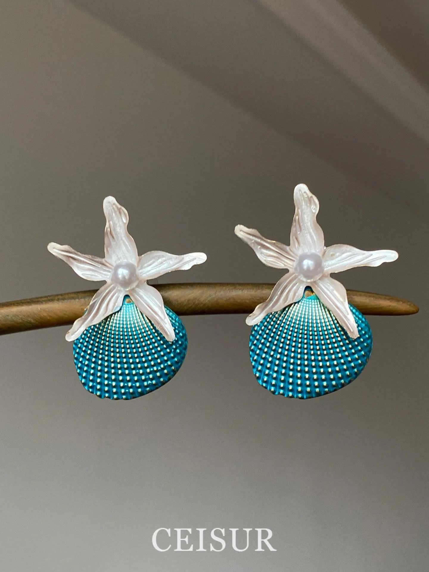 Серьги-ракушки для женщин в стиле бохо, белые, эффектные, уникальные, висячие, для отпуска, пляжа, путешествий, фотосессий, эффектные украшения
Серьги-ракушки для женщин в стиле бохо, белые, эффектные, уникальные, висячие, для отпуска, пляжа, путешествий, фотосессий, эффектные украшения