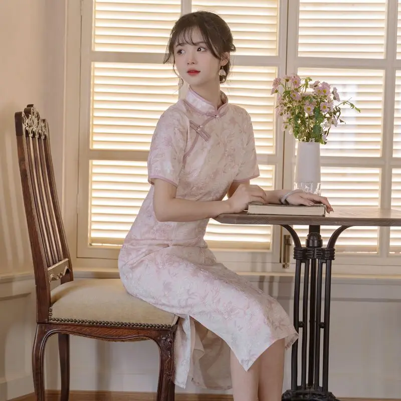 Женское винтажное элегантное платье Cheongsam с вышивкой, облегающее платье с коротким рукавом в стиле ретро, традиционное китайское вечерние платье
Женское винтажное элегантное платье Cheongsam с вышивкой, облегающее платье с коротким рукавом в стиле ретро, традиционное китайское вечерние платье