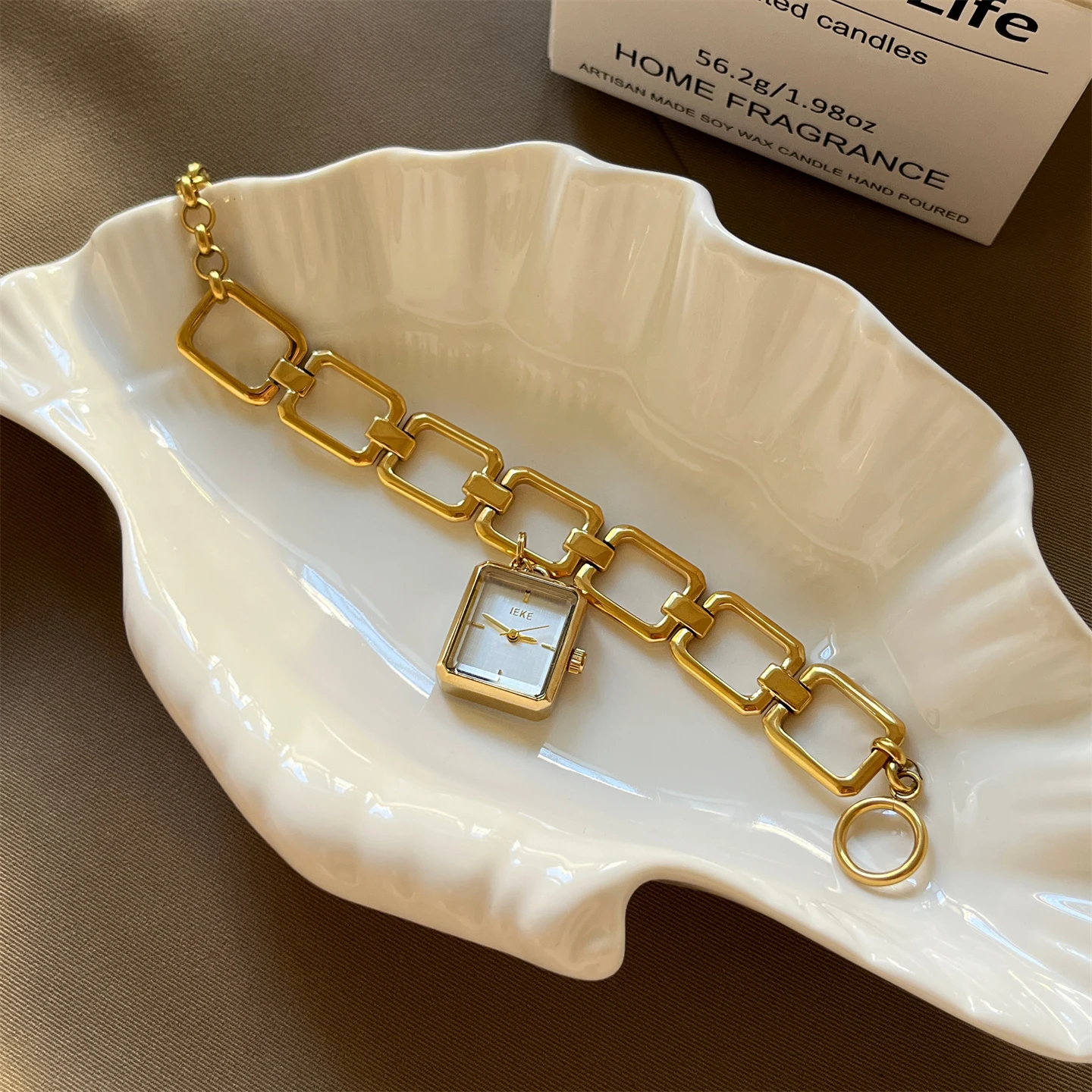 High sense light luxury fashion trend square watch women's retro metal gold temperament women's watch
High sense light luxury fashion trend square watch women's retro metal gold temperament women's watch