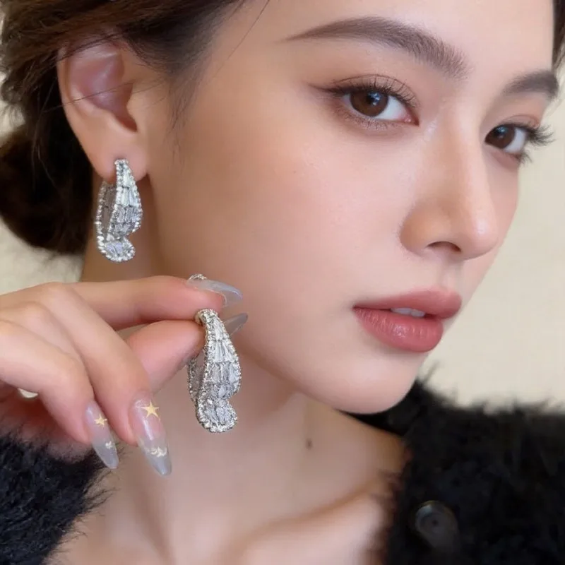 Fashion Luxury Sparkling Zircon Leaf Shape Front Back Earrings For Women Exquisite Personality High Grade Earring Fine Jewelry G
Fashion Luxury Sparkling Zircon Leaf Shape Front Back Earrings For Women Exquisite Personality High Grade Earring Fine Jewelry G