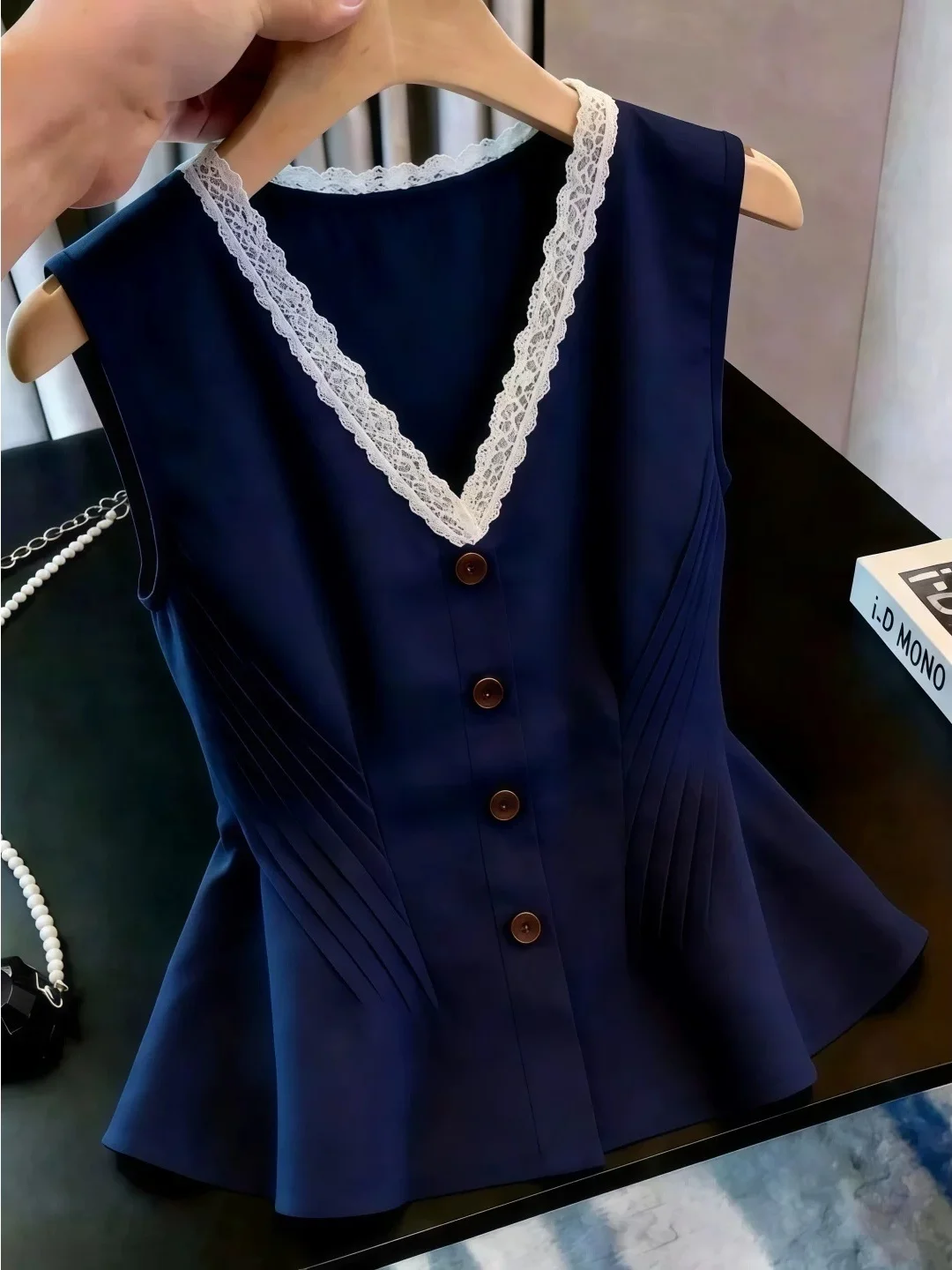 Elegant Lace Trim V-Neck Vest Women's Summer Slim Fit Sleeveless Top Commute Friendly Korean Style Straight Cut Silk Blend
Elegant Lace Trim V-Neck Vest Women's Summer Slim Fit Sleeveless Top Commute Friendly Korean Style Straight Cut Silk Blend