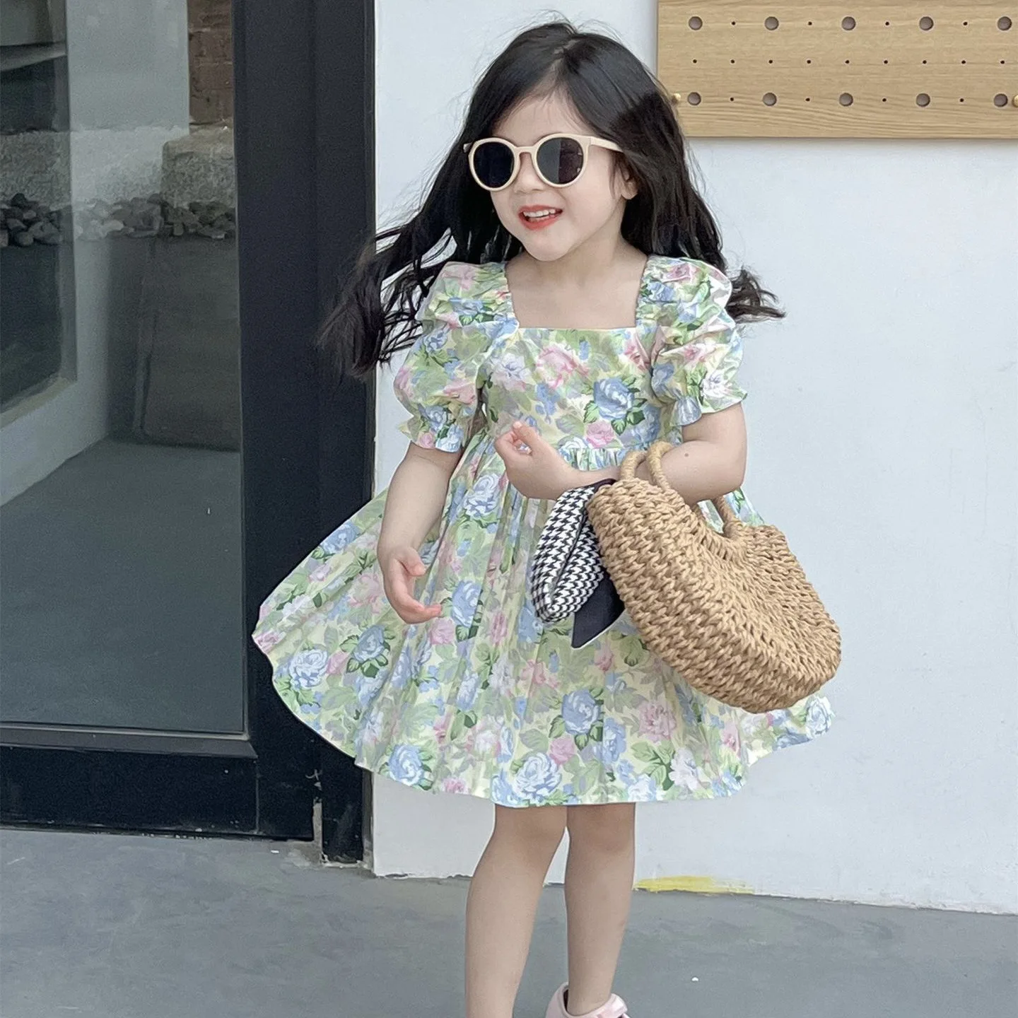 2024 Summer Korean Children's Clothing New Girls' French Square Collar Floral Backless Skirt Vacation Dress Princess Dress
2024 Summer Korean Children's Clothing New Girls' French Square Collar Floral Backless Skirt Vacation Dress Princess Dress