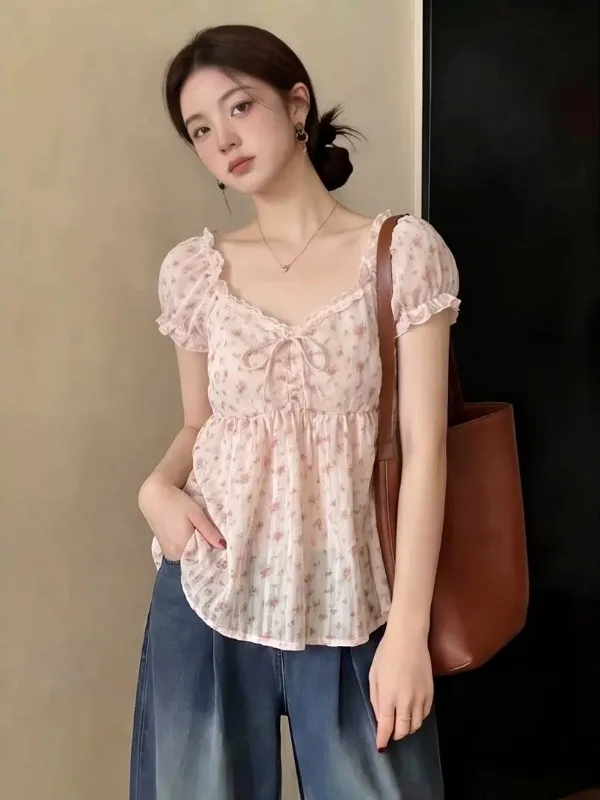 Lace Patchwork V-Neck Women's Shirt Summer 2026 New Korean Design Floral Bubble Sleeve Top Casual Style Short Sleeve Ultra Light
Lace Patchwork V-Neck Women's Shirt Summer 2026 New Korean Design Floral Bubble Sleeve Top Casual Style Short Sleeve Ultra Light