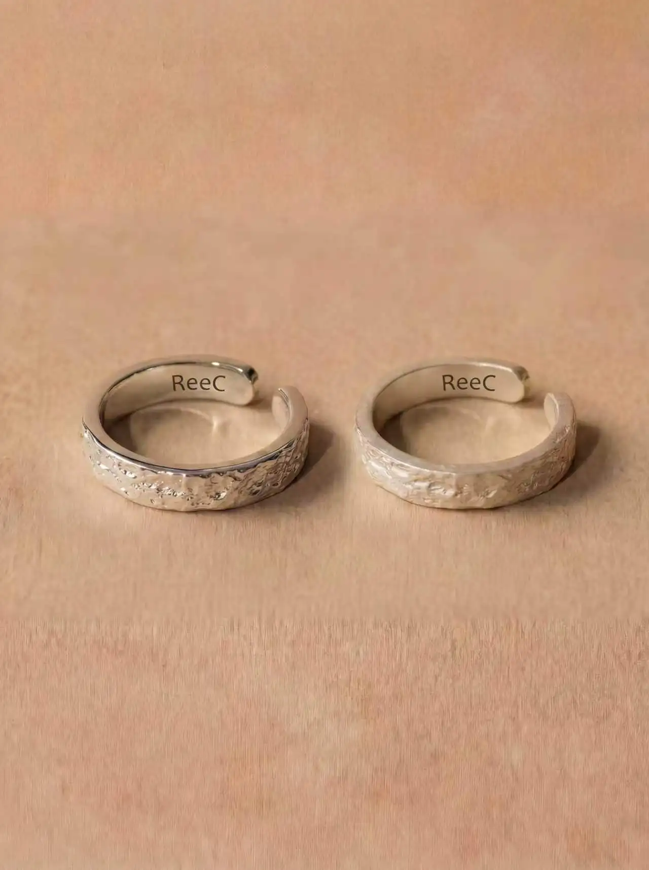 Handcrafted 925 Silver Hammered Open Ring Couple's Ring Minimalist Style round Shape Fashionable Jewelry for Lovers
Handcrafted 925 Silver Hammered Open Ring Couple's Ring Minimalist Style round Shape Fashionable Jewelry for Lovers