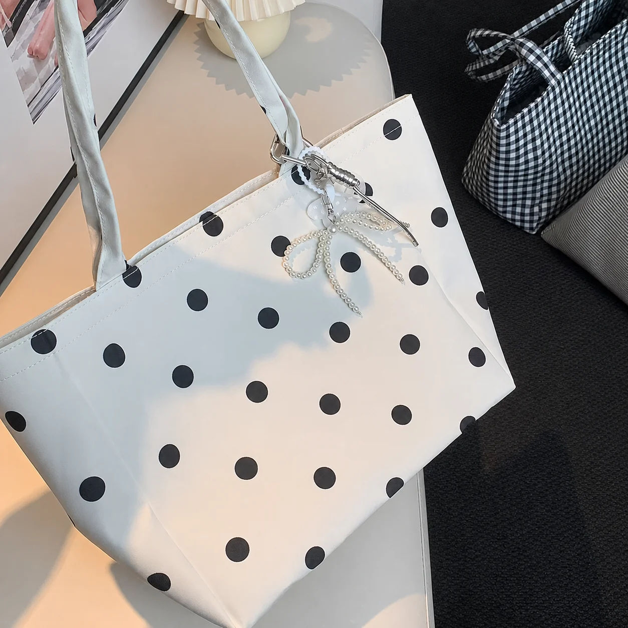 Minimalist Commute Bag Lightweight Urban Tote Large Capacity Handbag Minimalist Canvas Shoulder Tote Bag For Short Trips Urban
Minimalist Commute Bag Lightweight Urban Tote Large Capacity Handbag Minimalist Canvas Shoulder Tote Bag For Short Trips Urban
