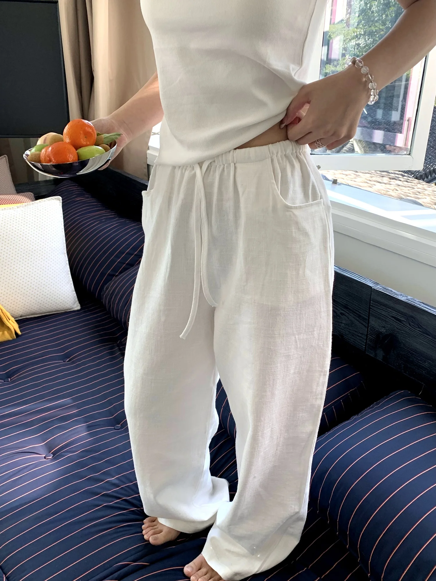 Белые шелковые брюки с широкими штанинами, женские, с высокой талией, свободного прямого кроя, повседневные, весна-лето, новинка, в стиле Old Money
Белые шелковые брюки с широкими штанинами, женские, с высокой талией, свободного прямого кроя, повседневные, весна-лето, новинка, в стиле Old Money