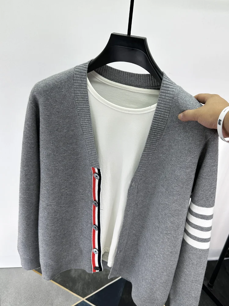 Мужской свободный вязаный кардиган с V-образным вырезом, однотонный, модный, осенне-зимний, повседневная верхняя одежда в уличном стиле
Мужской свободный вязаный кардиган с V-образным вырезом, однотонный, модный, осенне-зимний, повседневная верхняя одежда в уличном стиле