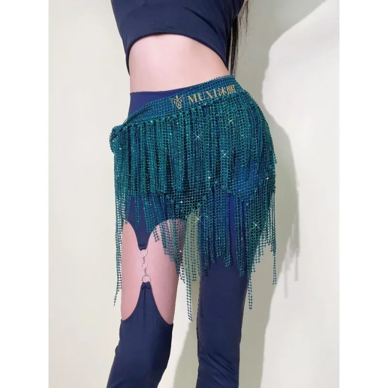 Новинка 2024, поясная цепочка для танца живота, сетчатый шарф с бриллиантами, аксессуары, бутиковая серия, пояс для костюма для танца живота с блестящими бриллиантами
Новинка 2024, поясная цепочка для танца живота, сетчатый шарф с бриллиантами, аксессуары, бутиковая серия, пояс для костюма для танца живота с блестящими бриллиантами