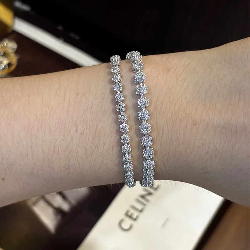 Viora Jewelry Luxury Solid Platinum PT950 Small plum blossom moissanite diamond bracelet ins fashion bracelet
Viora Jewelry Luxury Solid Platinum PT950 Small plum blossom moissanite diamond bracelet ins fashion bracelet