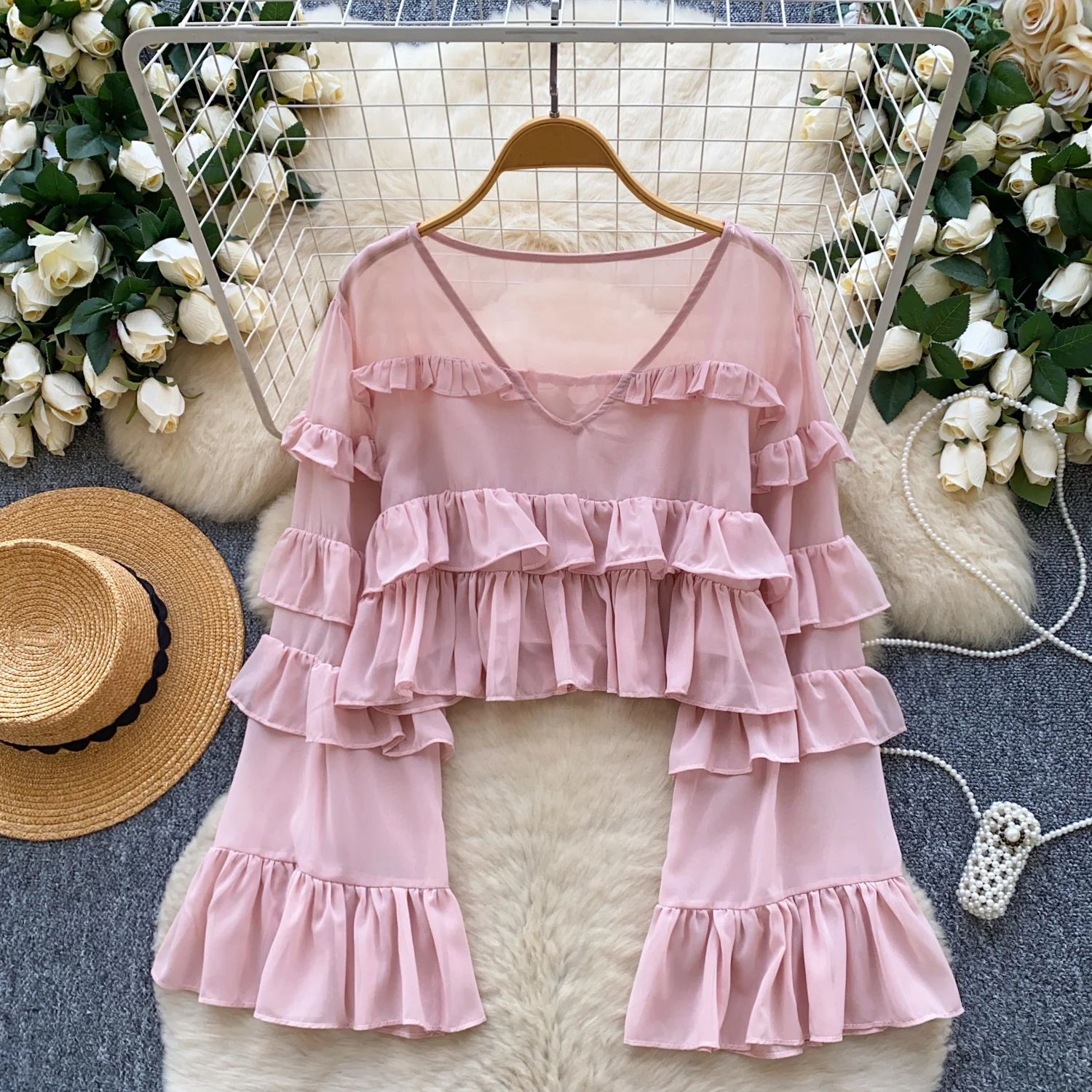 Clothland женский милый укороченный топ с рюшами и расклешенными рукавами с v-образным вырезом, шифоновая рубашка, короткая стильная блузка, шикарные женские топы Mujer LB360 
Clothland женский милый укороченный топ с рюшами и расклешенными рукавами с v-образным вырезом, шифоновая рубашка, короткая стильная блузка, шикарные женские топы Mujer LB360