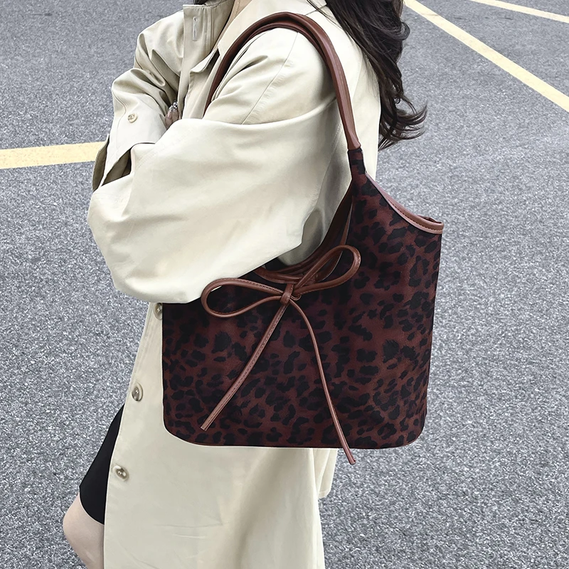 Zipper Bow Decoration Leopard Print Shoulder Bags 2025 Autumn New Hot Sale Bags for Women Large Capacity Retro Tote Bags
Zipper Bow Decoration Leopard Print Shoulder Bags 2025 Autumn New Hot Sale Bags for Women Large Capacity Retro Tote Bags