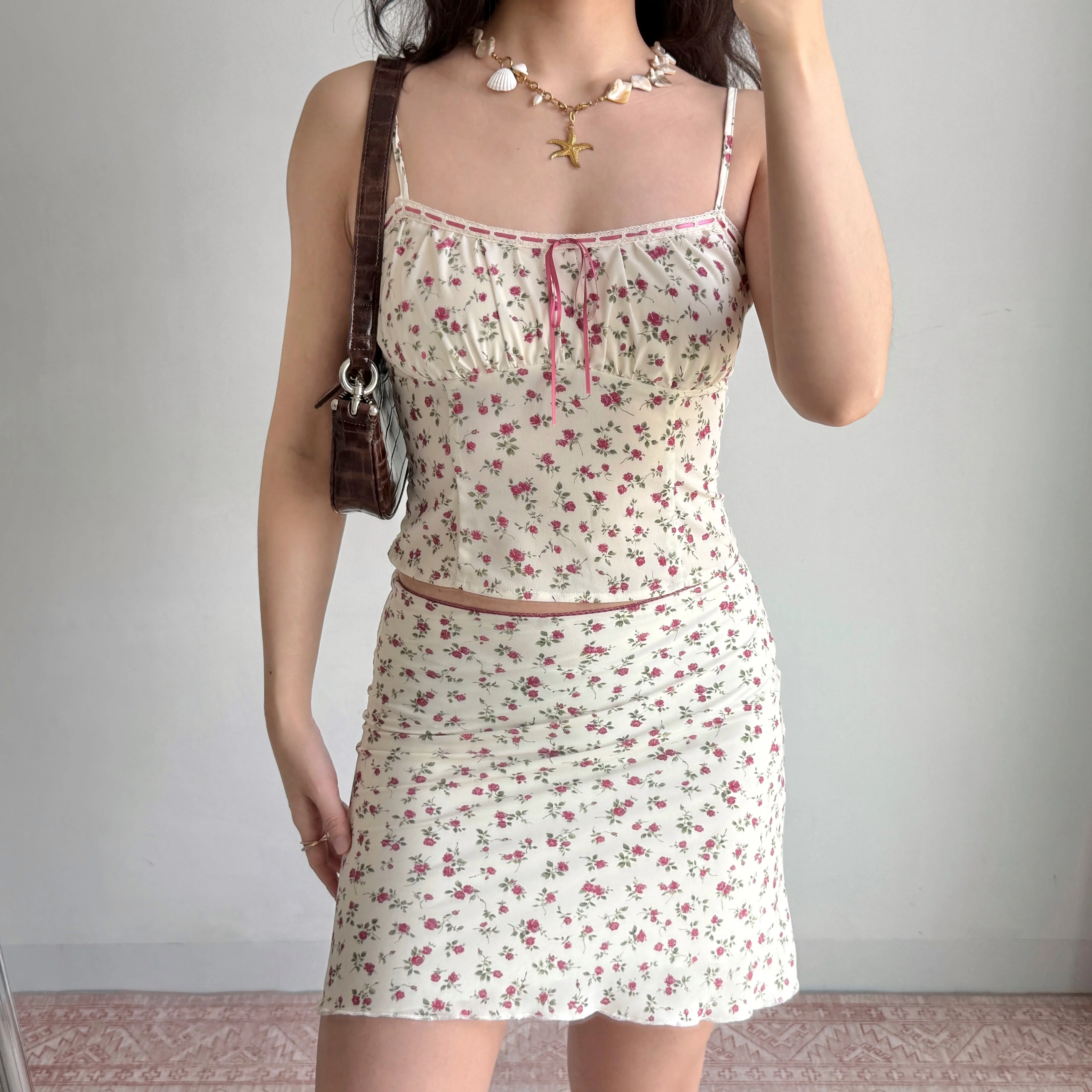 Sweet And Spicy Floral Print Halter Wrap Skirt Set Women's Fashionable Two-Piece Suit Short Sleeveless Summer Outfit
Sweet And Spicy Floral Print Halter Wrap Skirt Set Women's Fashionable Two-Piece Suit Short Sleeveless Summer Outfit