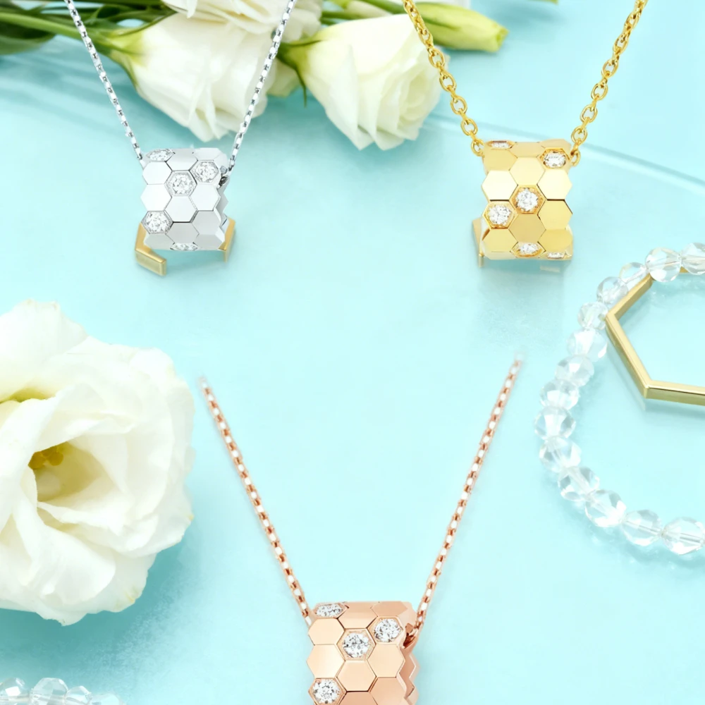 Fashion Jewelry Moissanite Cute Animal Honeycomb Circle Pendant for Women Luxury Exquisite Birthday Party Gift
Fashion Jewelry Moissanite Cute Animal Honeycomb Circle Pendant for Women Luxury Exquisite Birthday Party Gift