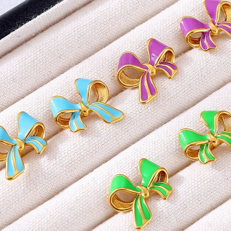 Женские серьги-бантики, позолота 18 карат, неаллергенные и невыцветающие, универсальные и модные.
Женские серьги-бантики, позолота 18 карат, неаллергенные и невыцветающие, универсальные и модные.