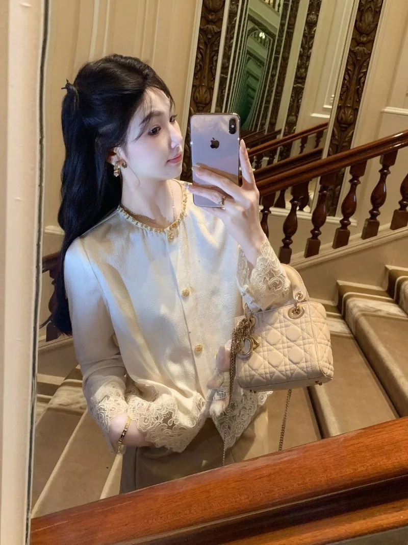 Женская весенняя новинка Xiaoxiangfeng: Изысканная кружевная блузка с вставками, топ класса люкс в гонконгском стиле, хит продаж
Женская весенняя новинка Xiaoxiangfeng: Изысканная кружевная блузка с вставками, топ класса люкс в гонконгском стиле, хит продаж