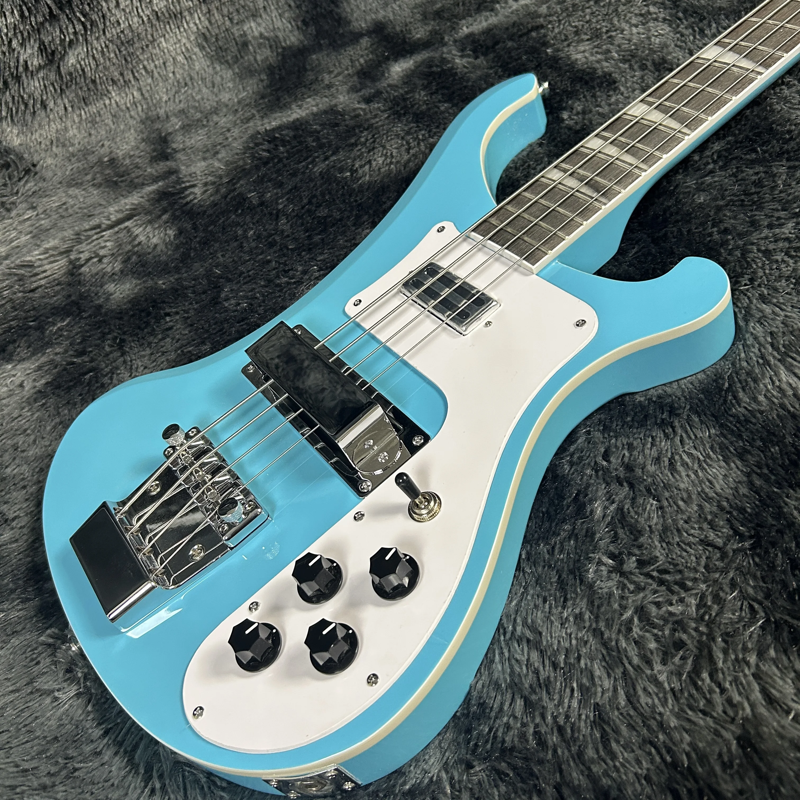 Hot Sale Bass Guitars Rickenback 4003 Version Sky Blue Color 844 mm Scale Length
Hot Sale Bass Guitars Rickenback 4003 Version Sky Blue Color 844 mm Scale Length