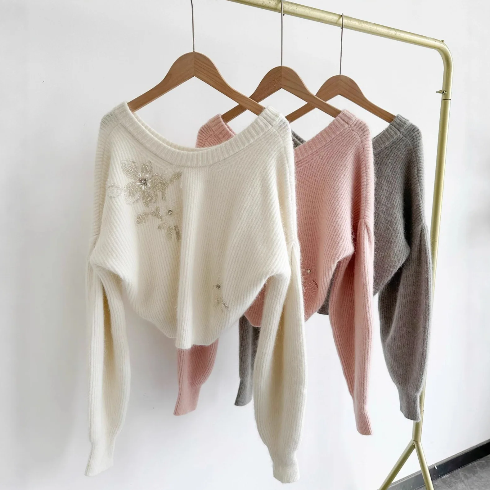 Gagarich Casual 2025 Autumn Winter Women Pullover New Sweet Nail Bead Flower Embroidery Short Knitted Sweater Top
Gagarich Casual 2025 Autumn Winter Women Pullover New Sweet Nail Bead Flower Embroidery Short Knitted Sweater Top