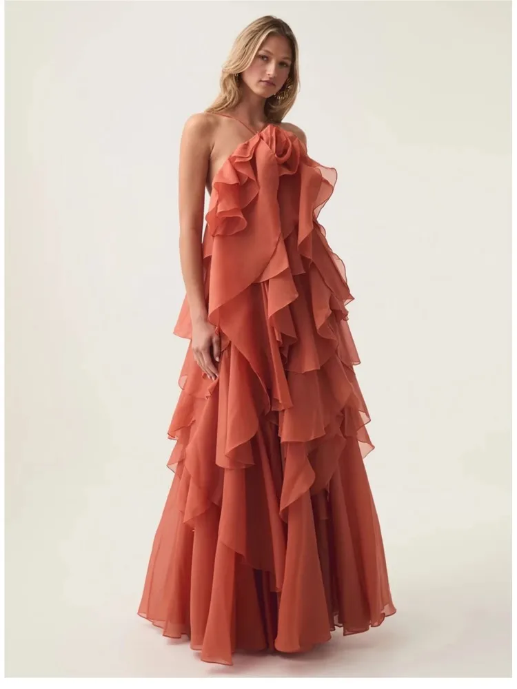 An elegant long dress with a three-dimensional flower decoration around the neck large backless display and ruffles
An elegant long dress with a three-dimensional flower decoration around the neck large backless display and ruffles
